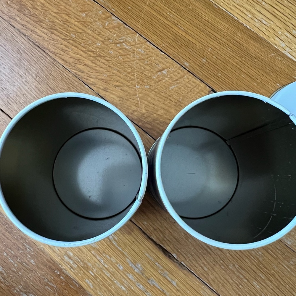 Vintage tin salt and pepper shakers - Picture 6 of 6